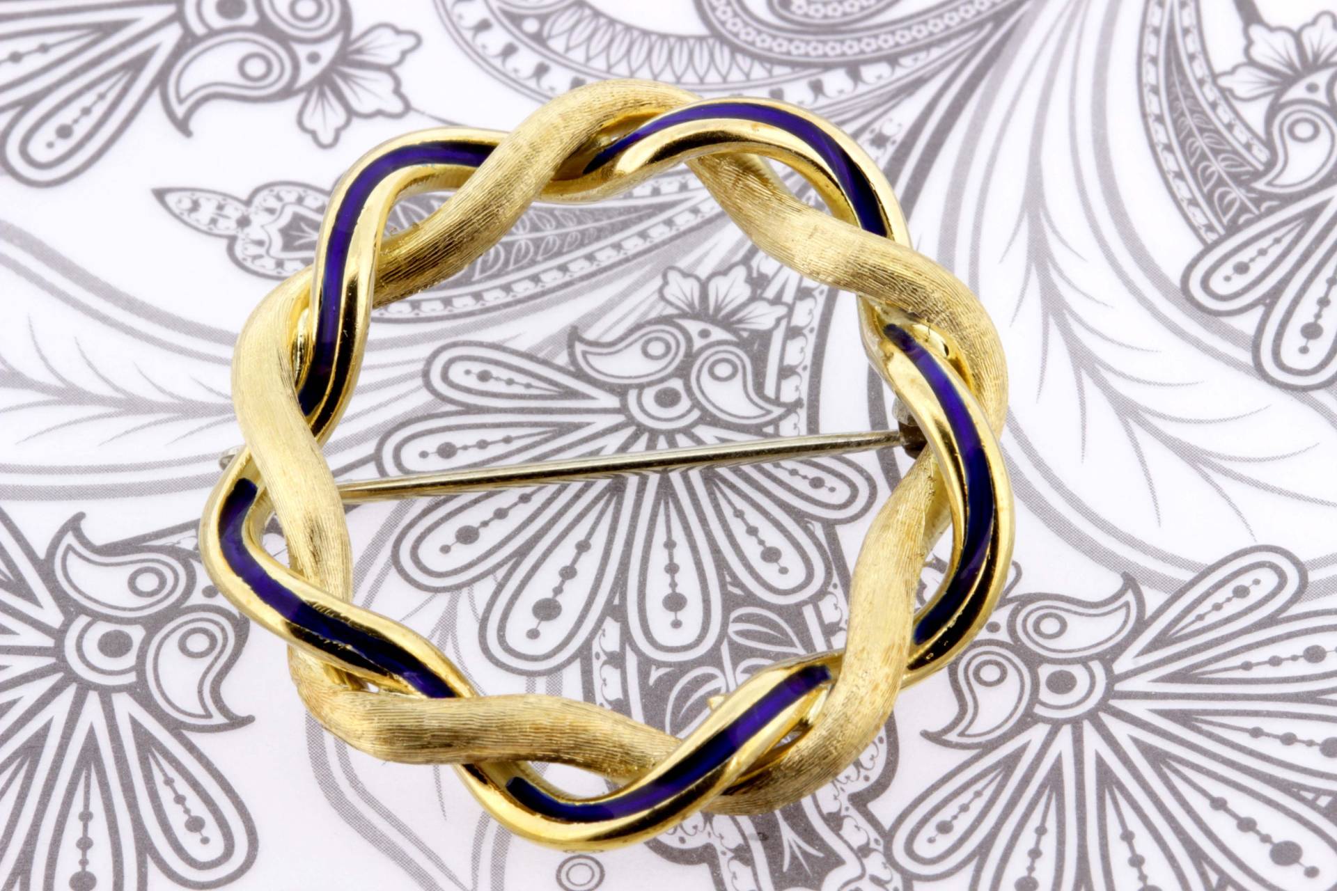 Brosche in Form Eines Schleifenkranzes Aus 18-Karätigem Gelbgold Mit Blauer Emaille von timekeepersinclayton