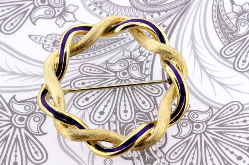 Brosche in Form Eines Schleifenkranzes Aus 18-Karätigem Gelbgold Mit Blauer Emaille von timekeepersinclayton