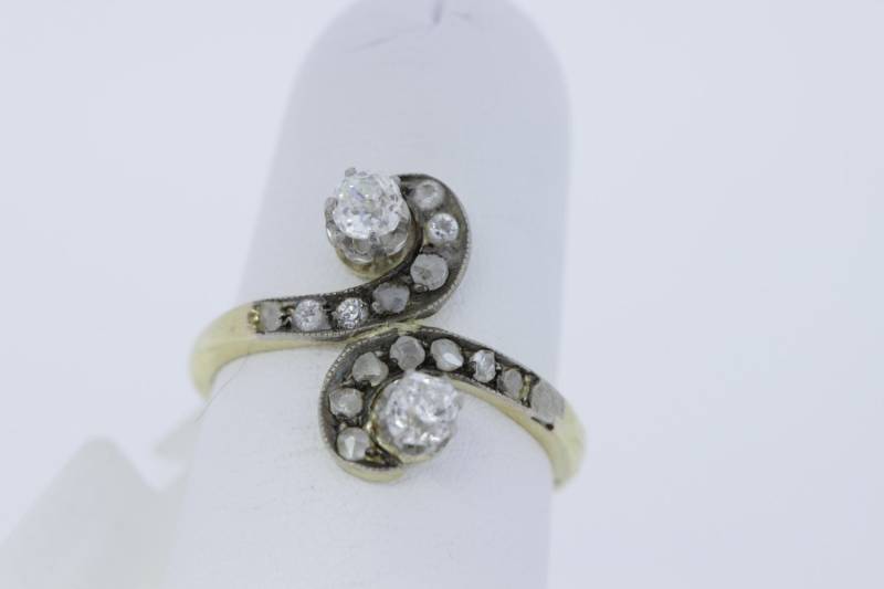 Diamant-Reverse-Swirl-Ring Aus 18-Karätigem Gold Diamant-Reverse-Swirl-Ring Aus 18-Karätigem Gold von timekeepersinclayton