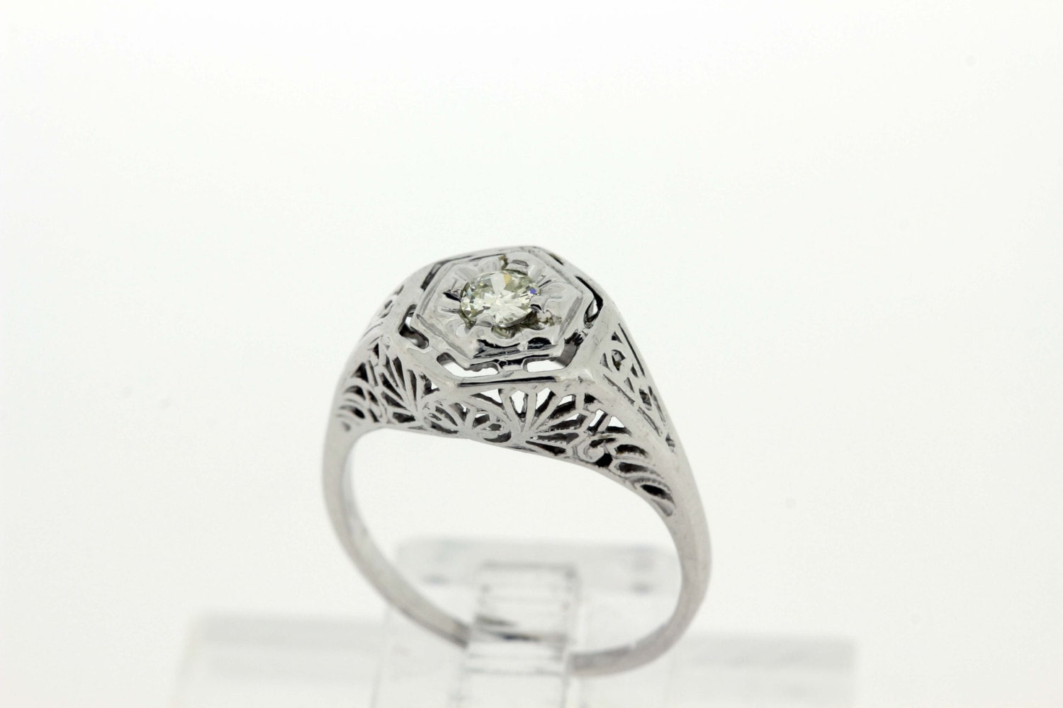 Diamant-Solitärring Aus 14-Karätigem Gold Mit Spaten - Und Blumenseiten von timekeepersinclayton