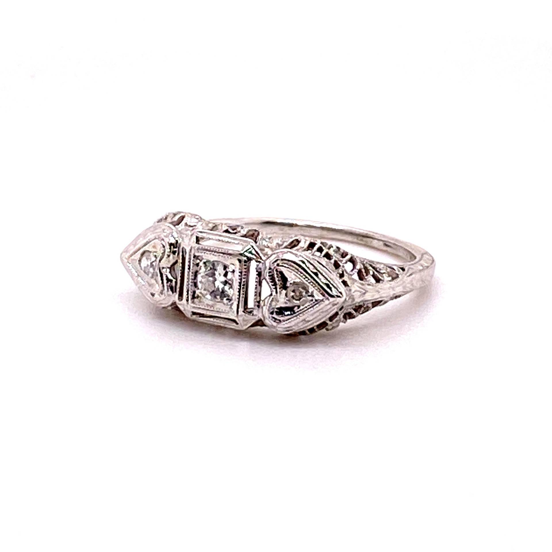 Doppel-Filigrane-Herz-Ring Mit Trio Diamonds 18K White Gold von timekeepersinclayton