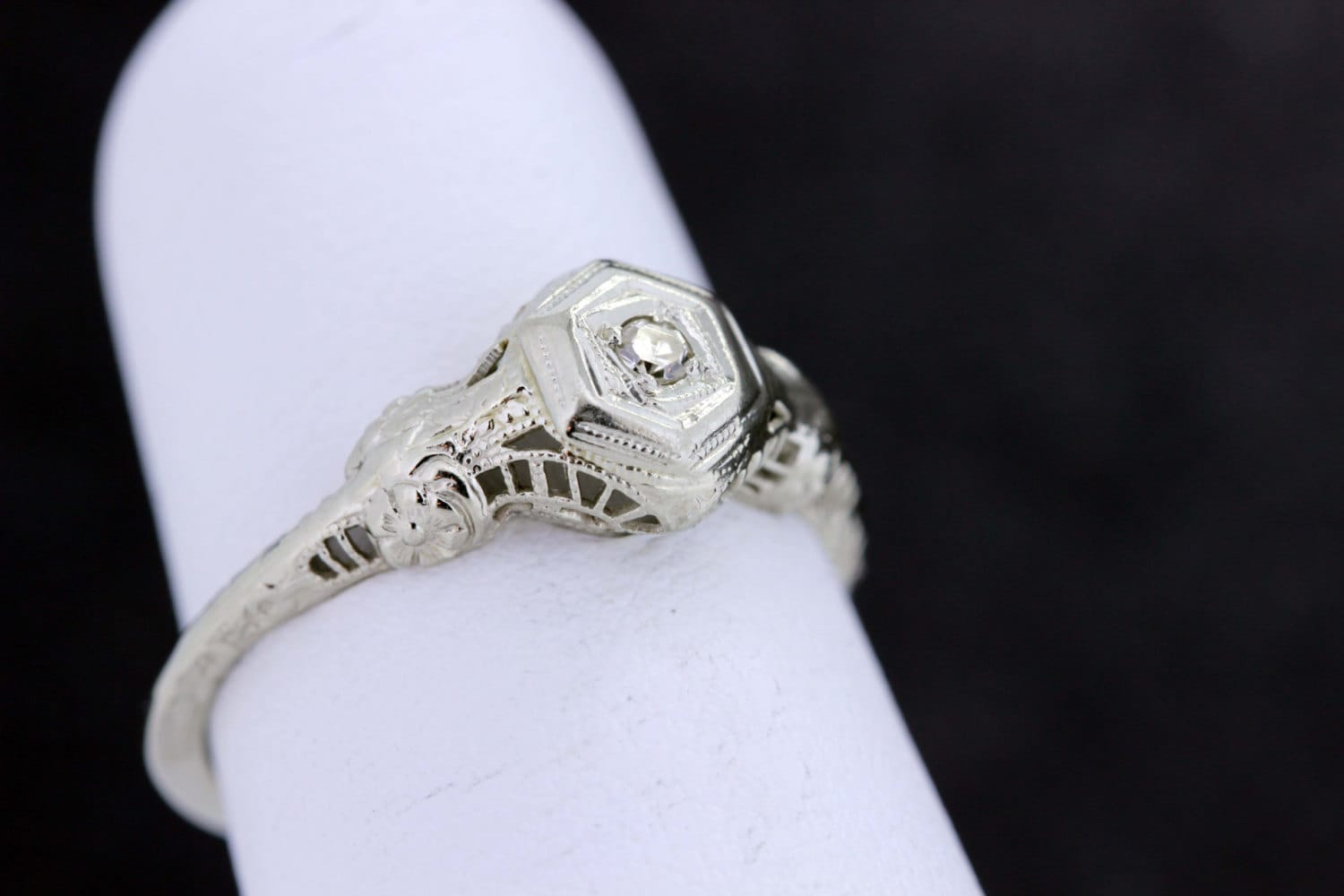 Dünner Solitärring Aus 14-Karätigem Gold Mit Einem Diamanten in Der Mitte Und Gänseblümchen-Akzenten von timekeepersinclayton