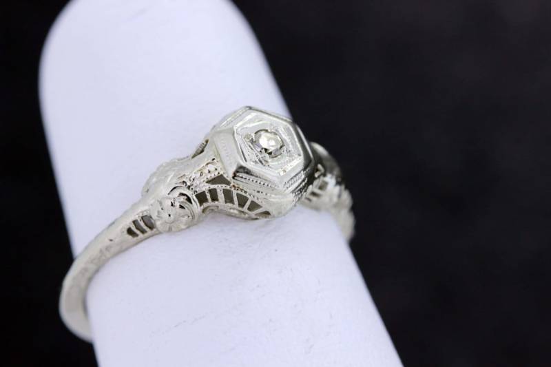 Dünner Solitärring Aus 14-Karätigem Gold Mit Einem Diamanten in Der Mitte Und Gänseblümchen-Akzenten von timekeepersinclayton