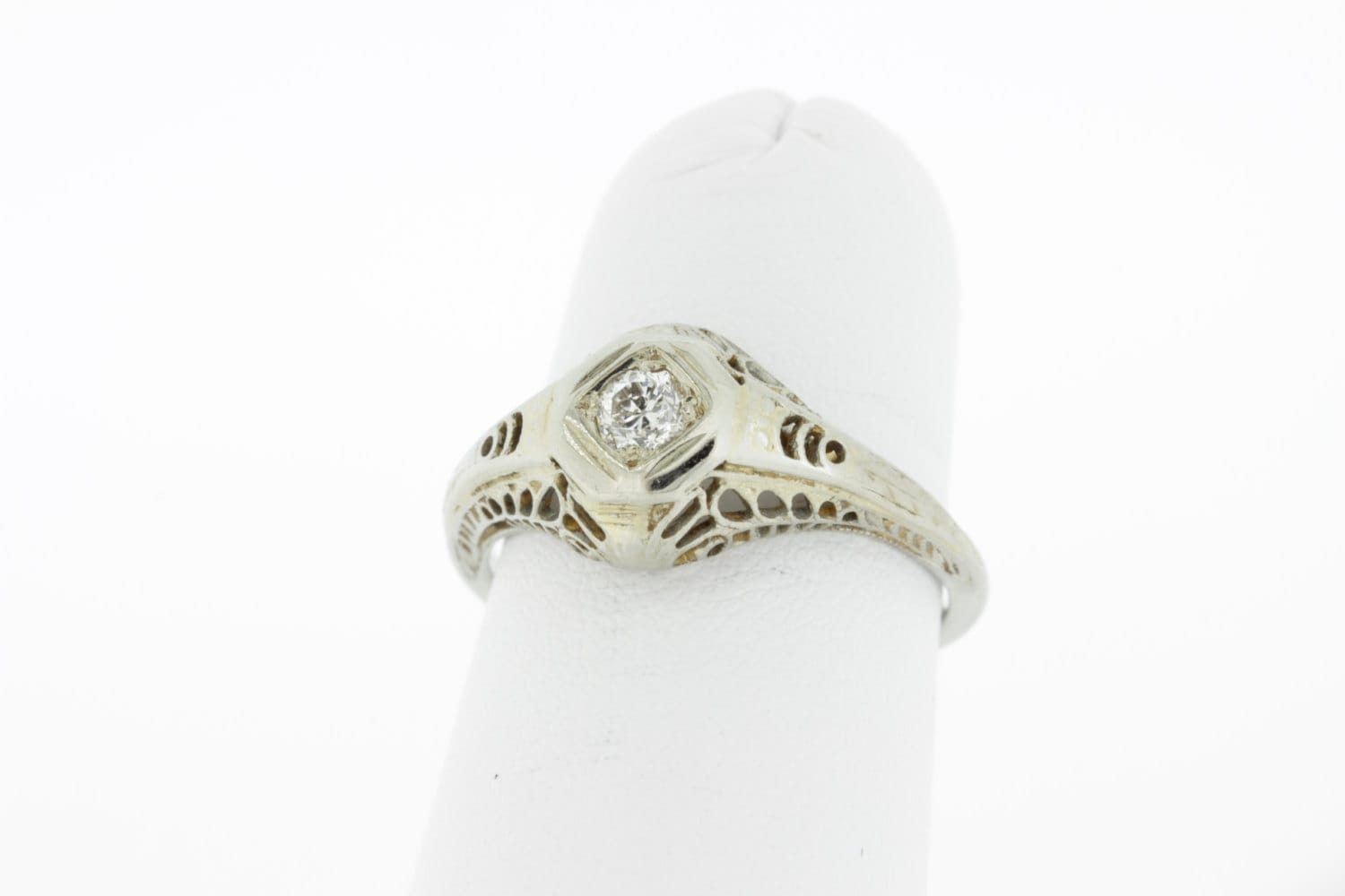 Durchbohrter Diamantring Mit Federn von timekeepersinclayton