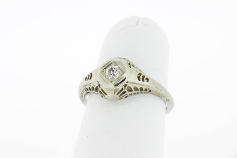 Durchbohrter Diamantring Mit Federn von timekeepersinclayton