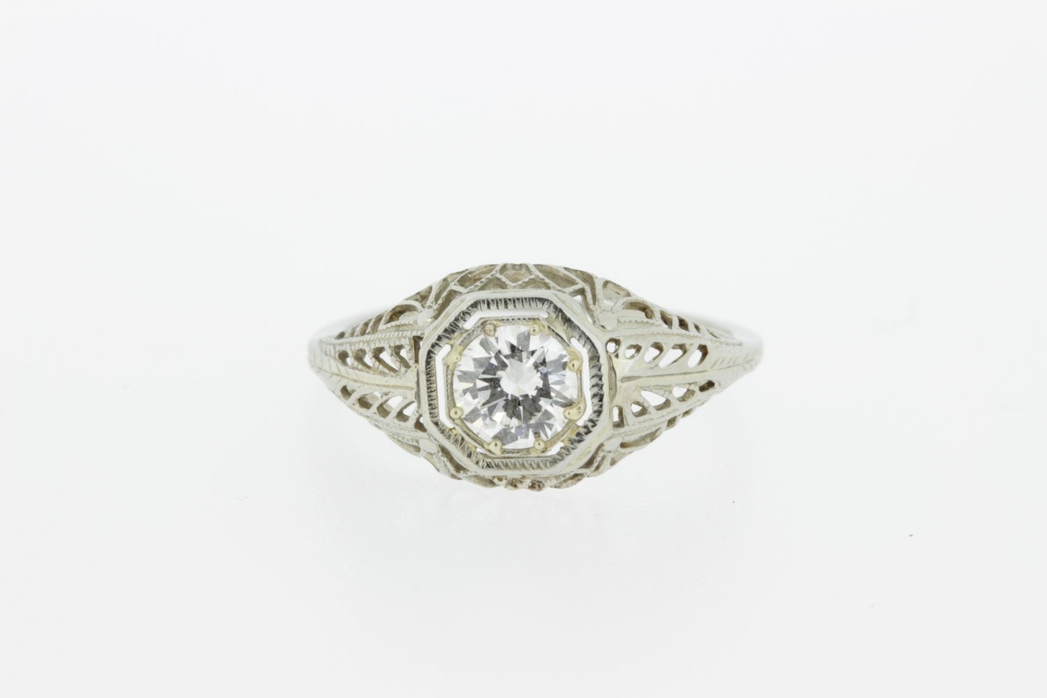 Durchbohrtes Farnblattmuster in 18-Karat-Gold-Diamantring von timekeepersinclayton