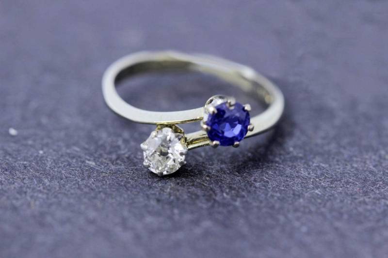 Einzelspiralring Aus 18-Karätigem Gold Und Platin Mit Einem Saphir Diamanten von timekeepersinclayton