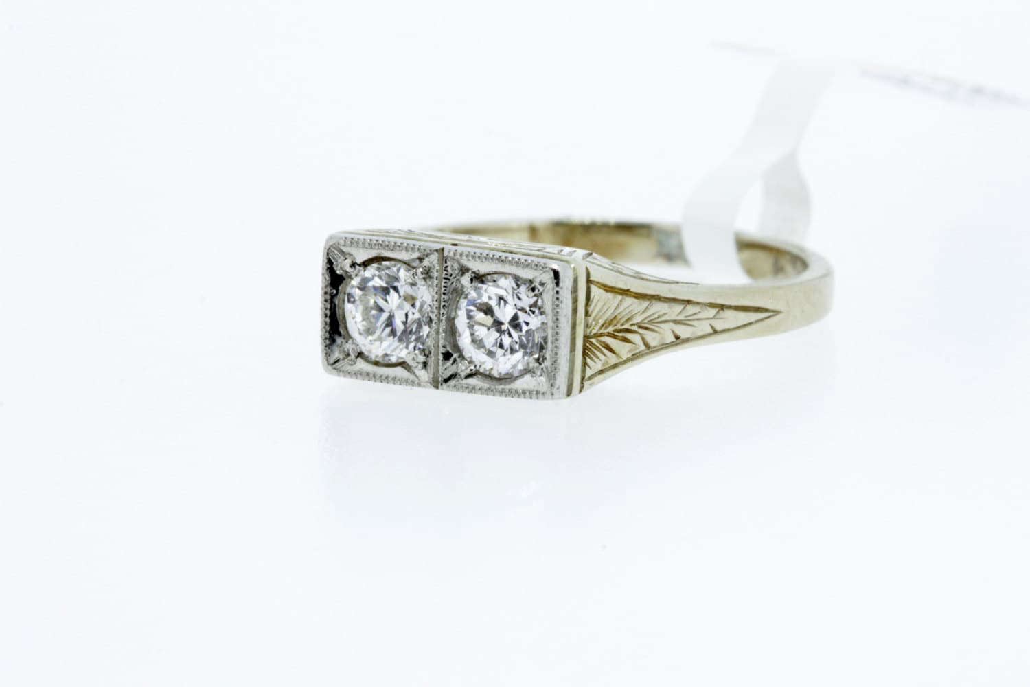 Farn Und Daisy Handgravierter Double Diamond Weißgold Ring Mit Platin Top von timekeepersinclayton