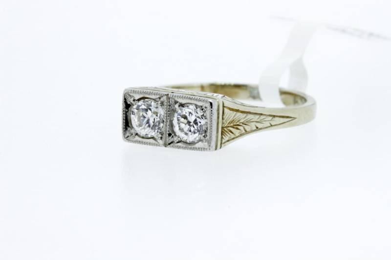 Farn Und Daisy Handgravierter Double Diamond Weißgold Ring Mit Platin Top von timekeepersinclayton