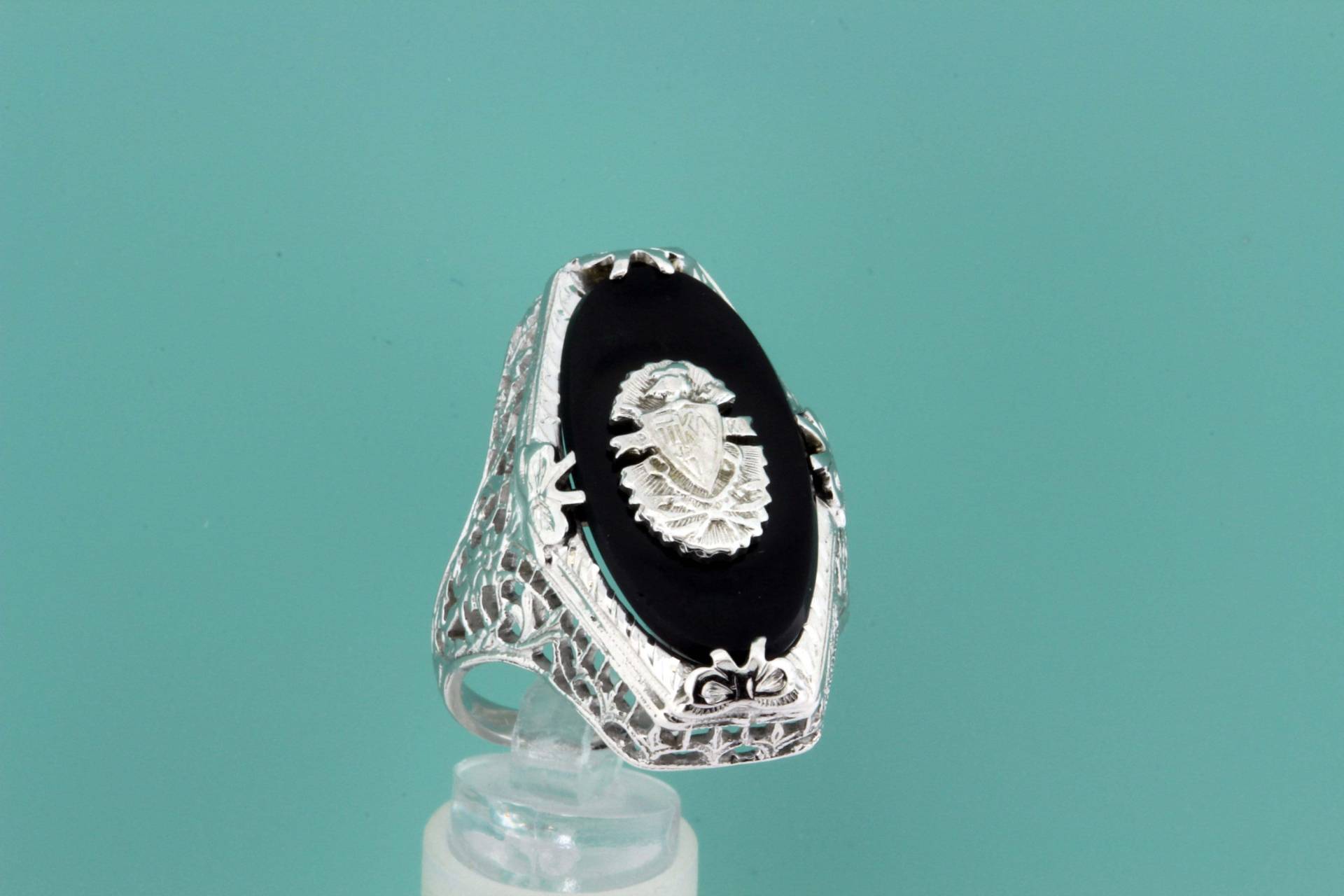 Filigraner Ring Aus 14-Karätigem Weißgold Mit Onyx-Mitte Und Wappenschleife, Blumen, Ranken, Blättern von timekeepersinclayton