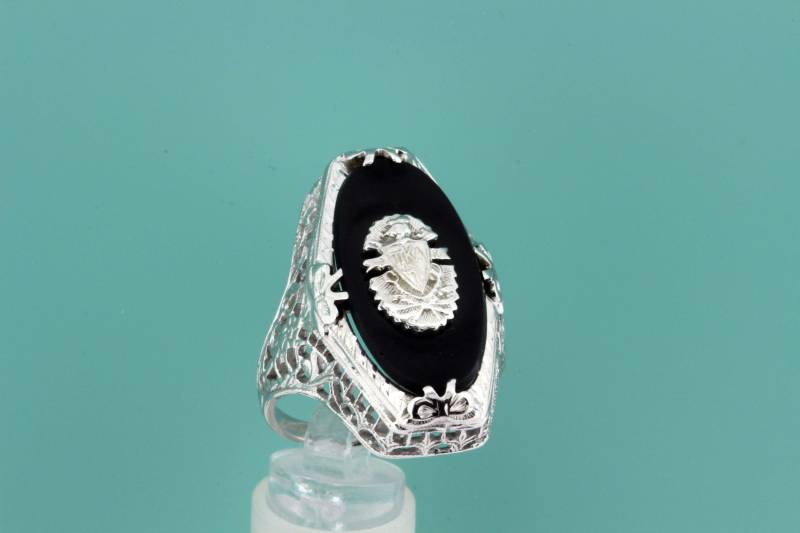 Filigraner Ring Aus 14-Karätigem Weißgold Mit Onyx-Mitte Und Wappenschleife, Blumen, Ranken, Blättern von timekeepersinclayton