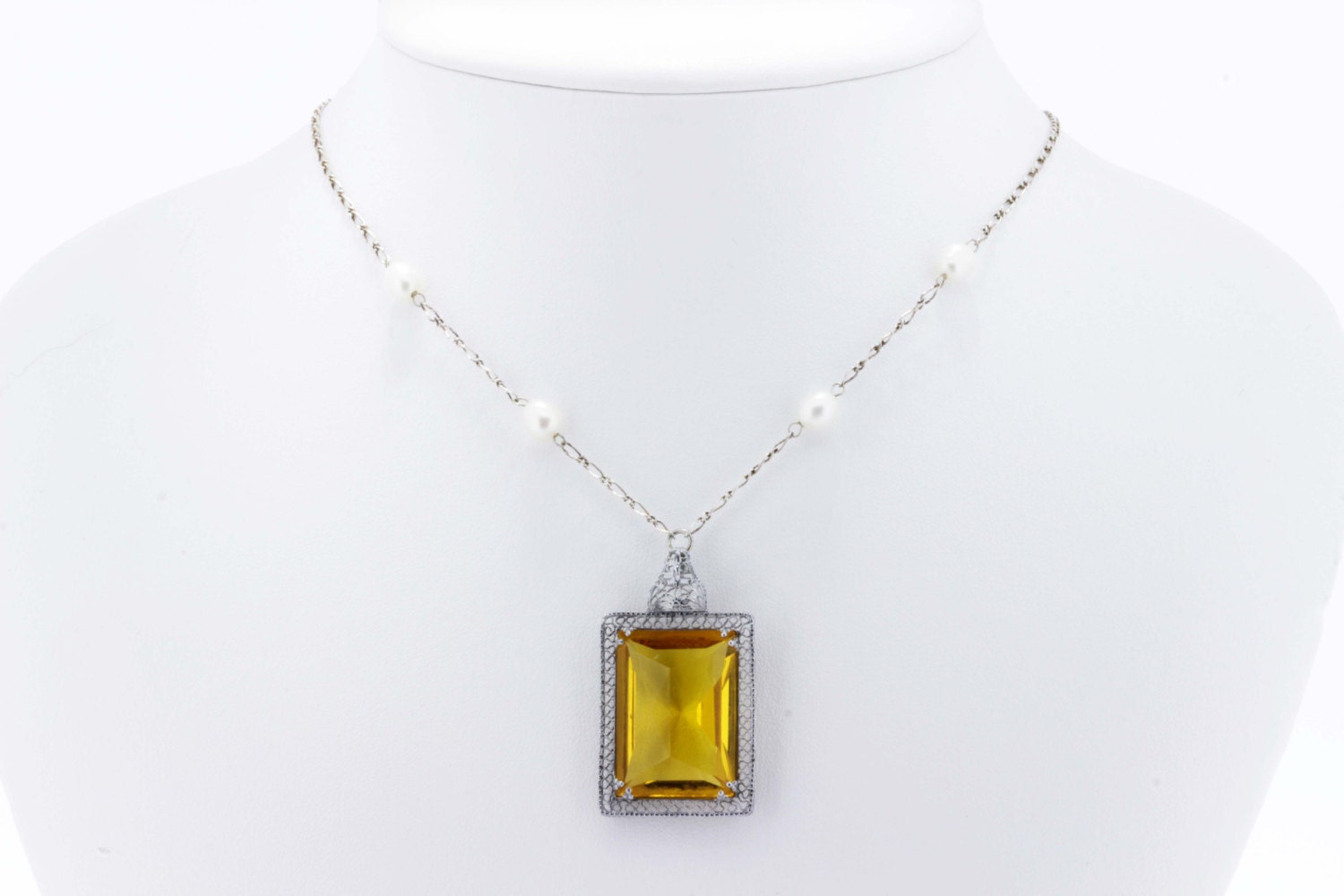 Gelbe Glashalskette Mit Silberkette Und Perlen von timekeepersinclayton