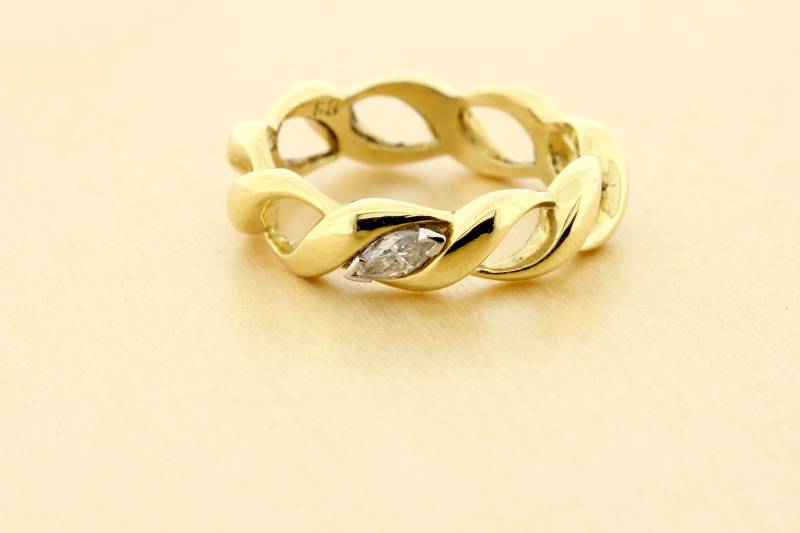 Gewebte 18K Gelbgold-Ring Mit Platin Set .15 Ct Marquise Diamanten von timekeepersinclayton