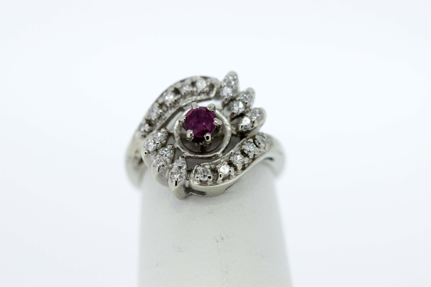 Gold - Und Rubin-Diamant-Clusterring Gold - Und Rubin-Diamant-Clusterring von timekeepersinclayton