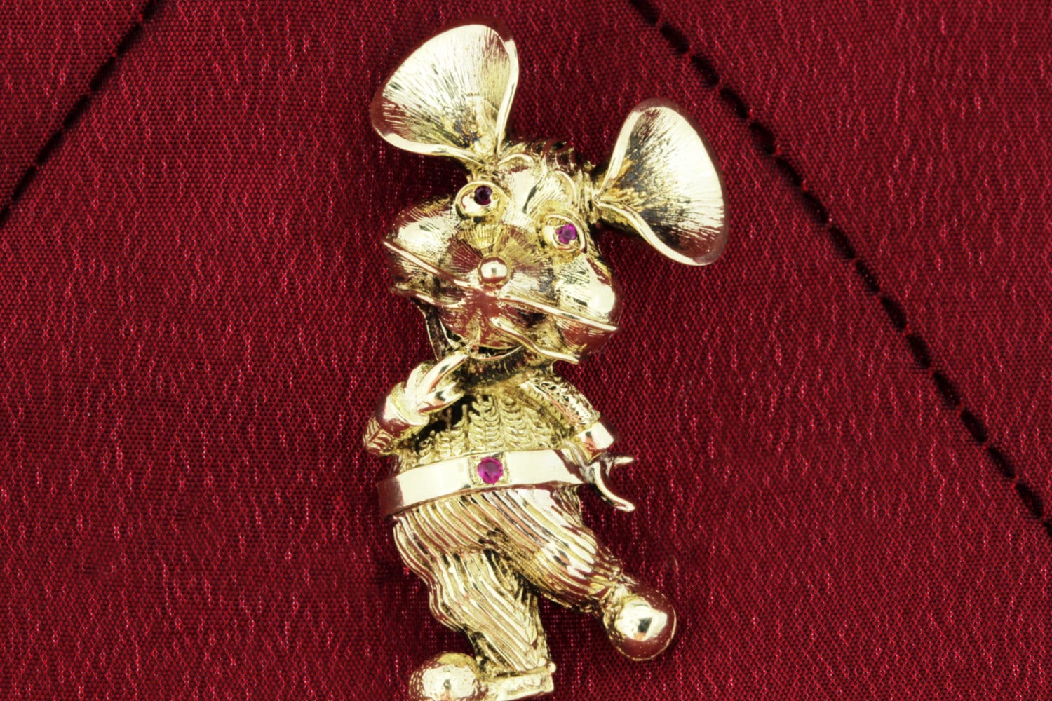 Goldene Brosche Mit Tanzender Maus von timekeepersinclayton