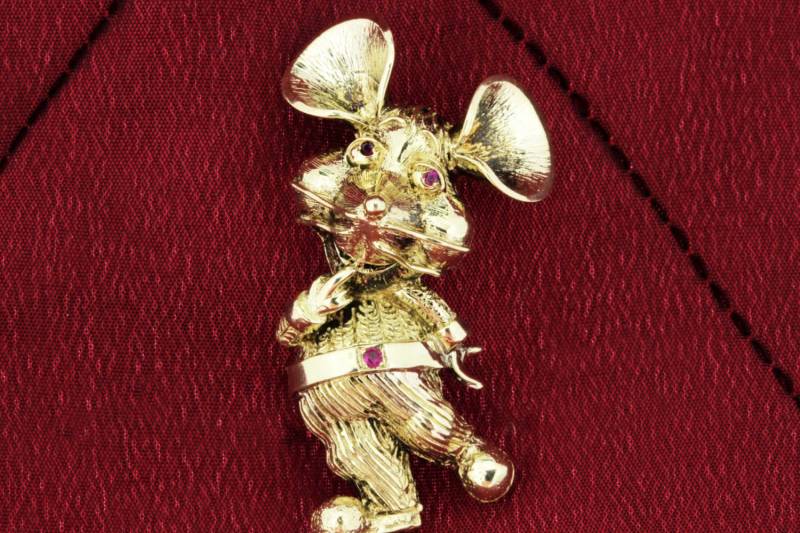 Goldene Brosche Mit Tanzender Maus von timekeepersinclayton