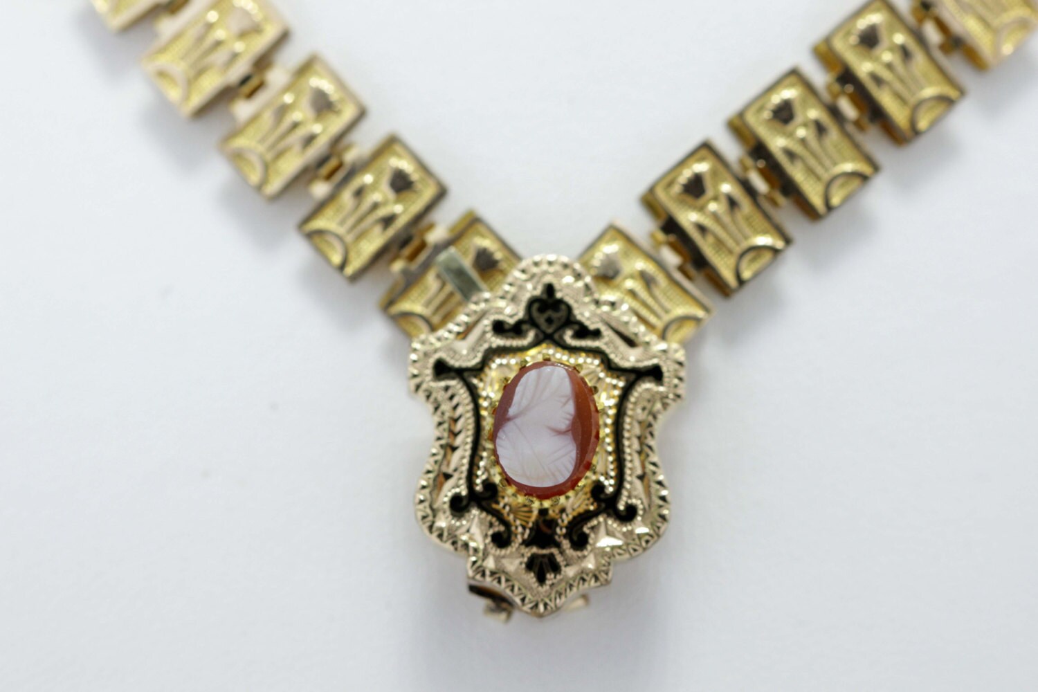 Goldgefüllte Lotus-Halskette Mit Kamee von timekeepersinclayton