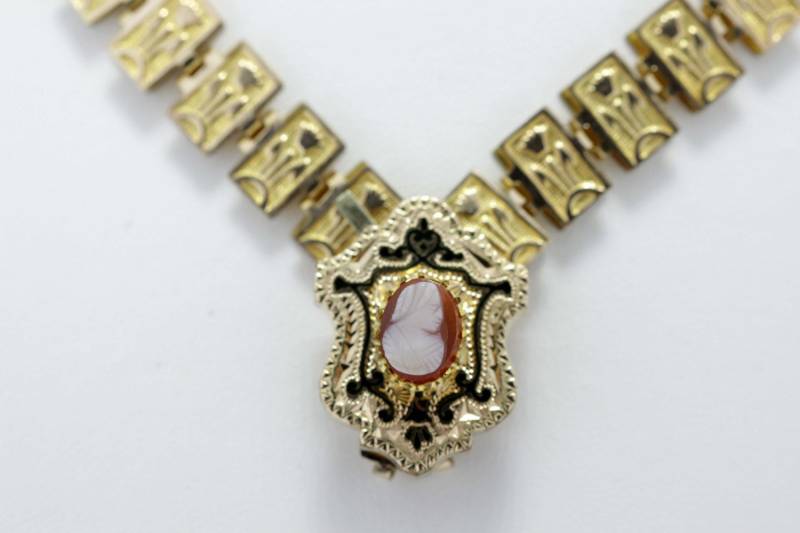 Goldgefüllte Lotus-Halskette Mit Kamee von timekeepersinclayton