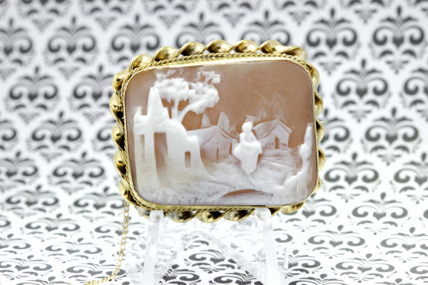 Kamee-Brosche Aus 14 Karat Gold Mit Haltekette Kamee-Brosche Aus 14 Karat Gold Mit Haltekette von timekeepersinclayton