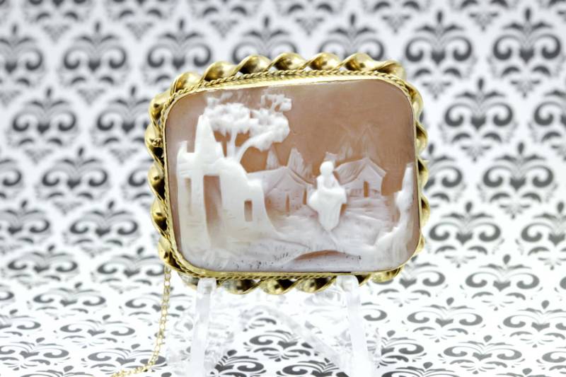 Kamee-Brosche Aus 14 Karat Gold Mit Haltekette Kamee-Brosche Aus 14 Karat Gold Mit Haltekette von timekeepersinclayton