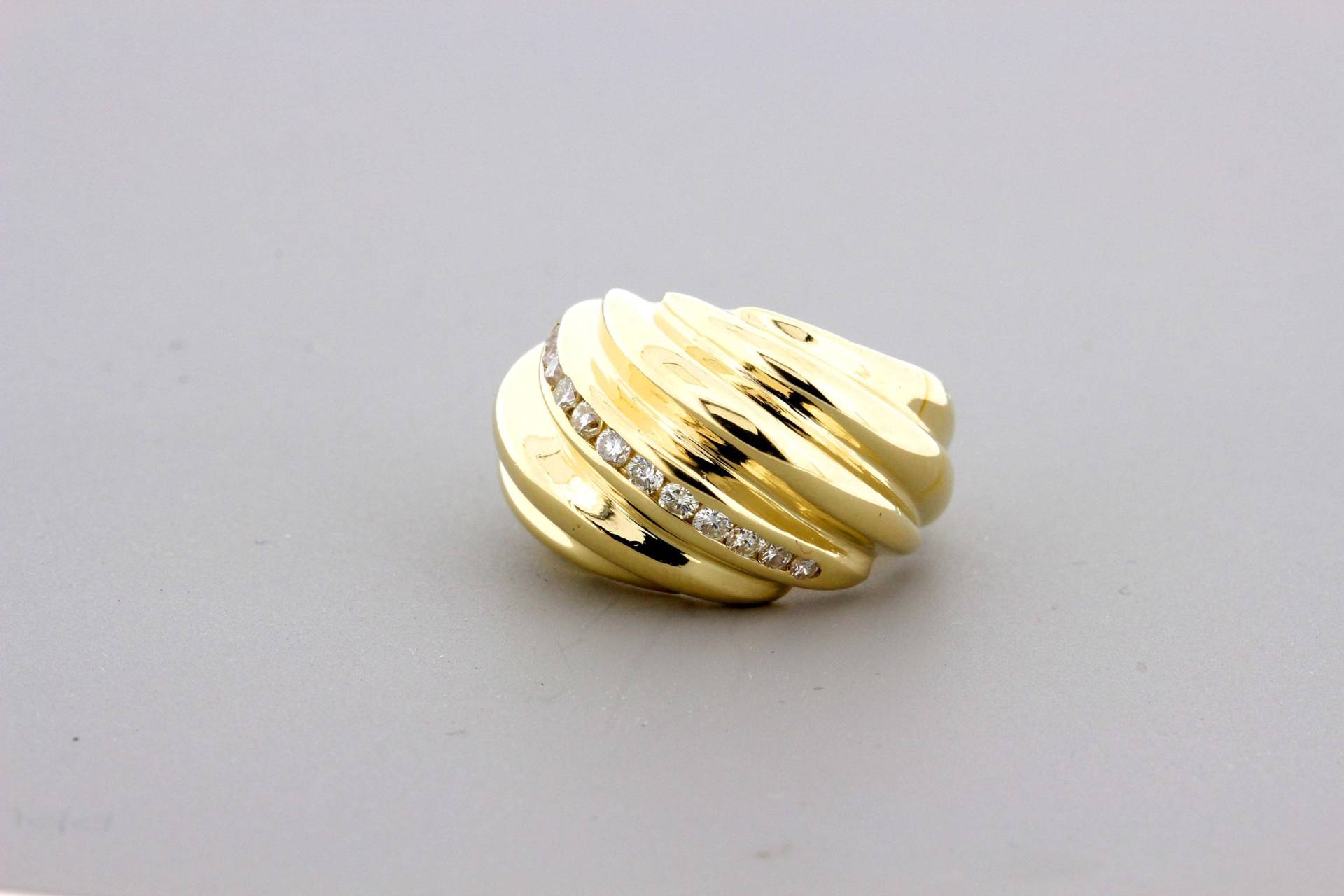 Kanal Set 14K Gelbgold Backen Weiß Diamantring von timekeepersinclayton