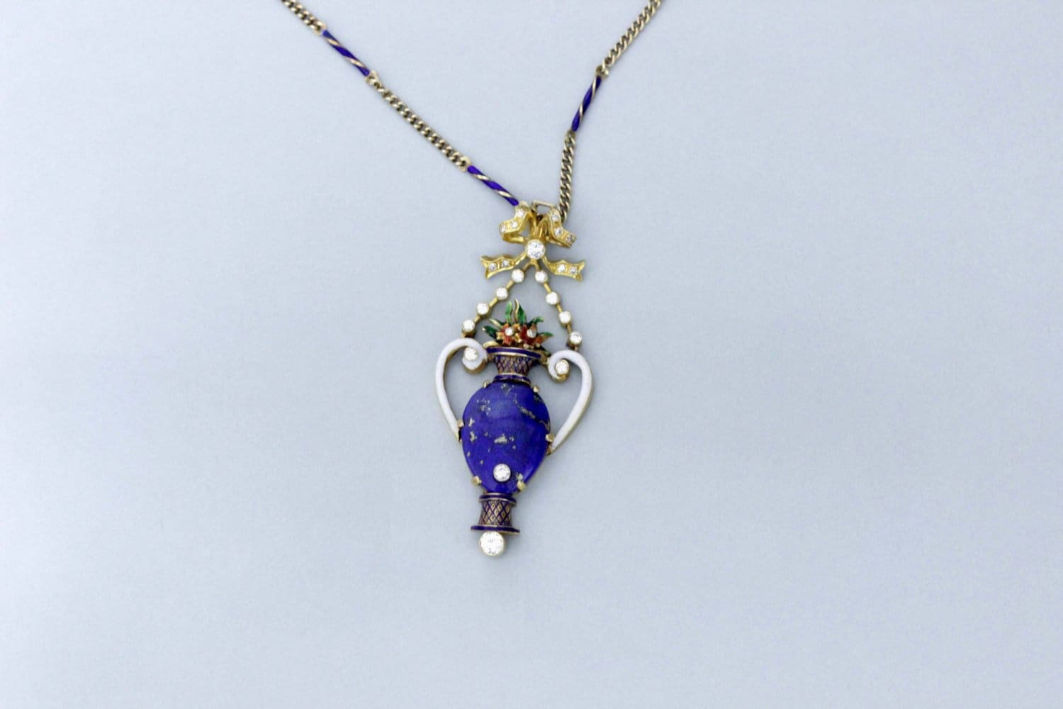Lapislazuli-Anhänger Aus 14-Karätigem Und 18-Karätigem Gold Mit Emaille-Vase von timekeepersinclayton