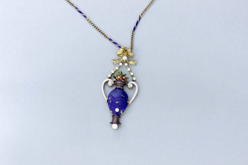 Lapislazuli-Anhänger Aus 14-Karätigem Und 18-Karätigem Gold Mit Emaille-Vase von timekeepersinclayton