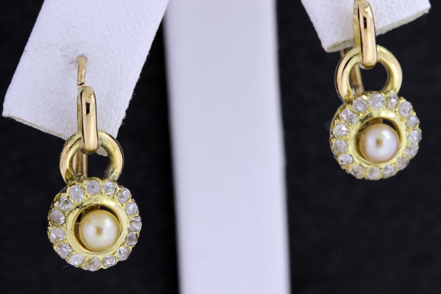 Ohrringe Aus 14-Karätigem Gelbgold Mit Cremefarbener Perle Und Diamant-Halo von timekeepersinclayton