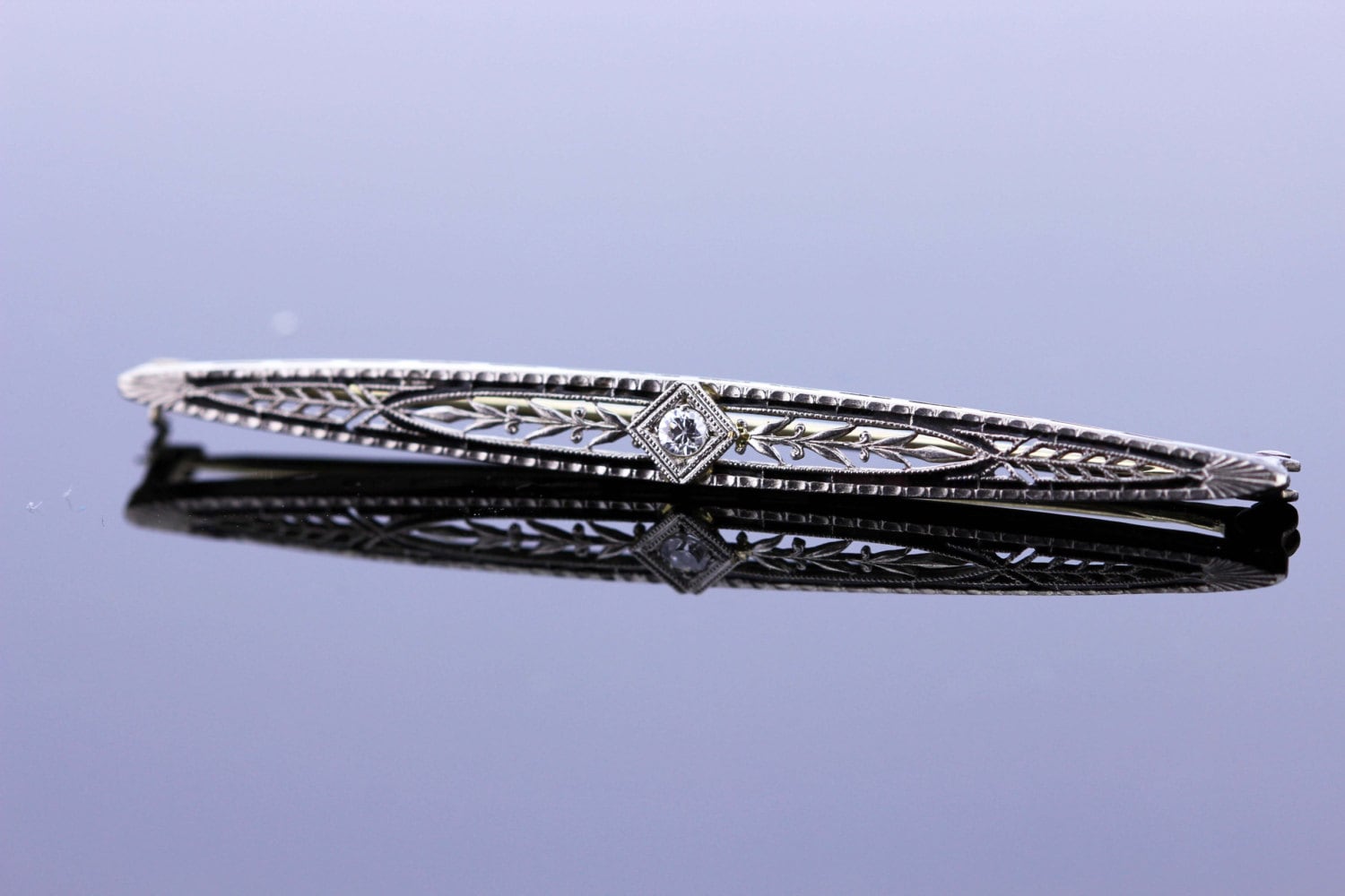 Platin-Brosche Mit Diamant-Center Und Black Enamel Platin-Brosche Mit Diamant-Center Und Black Enamel von timekeepersinclayton
