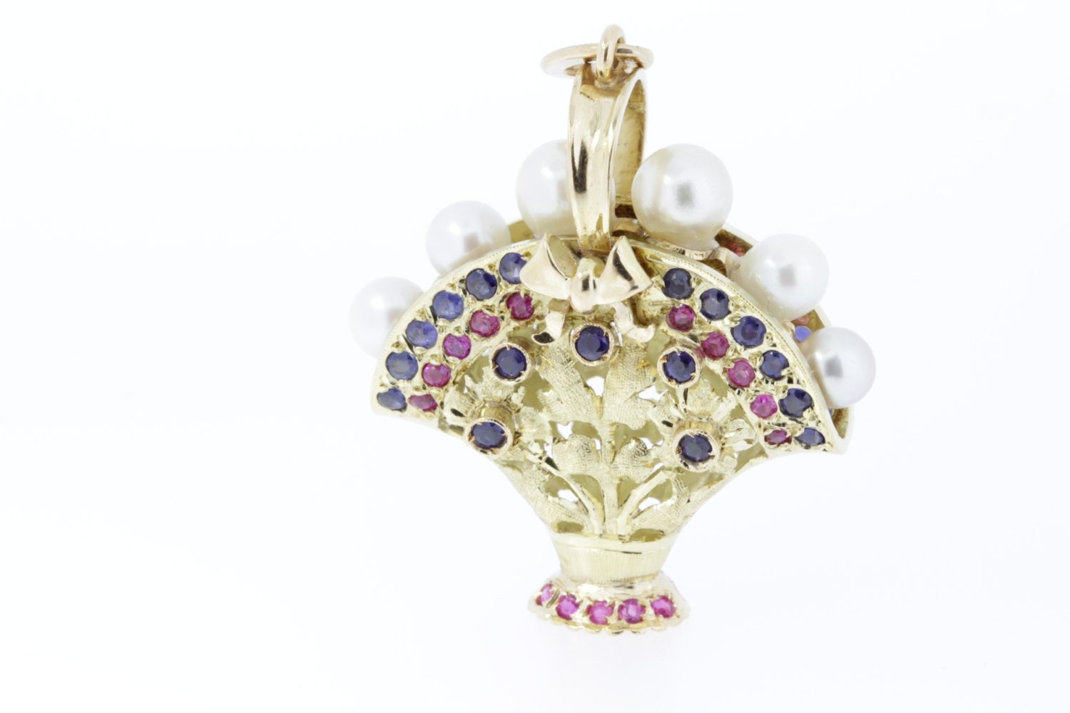 Prachtvoller Korbanhänger Aus 18-Karätigem Gold Mit Roten Rubinen, Blauen Saphiren Und Weißen Perlen von timekeepersinclayton