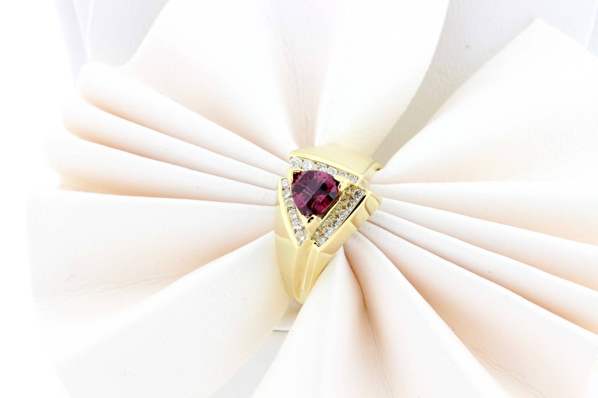 Ring Aus 14-Karätigem Gelbgold Mit Schachbrettmuster, Dreieckig Geschliffenem Rhodolith-Granat Und Weißen Diamanten von timekeepersinclayton