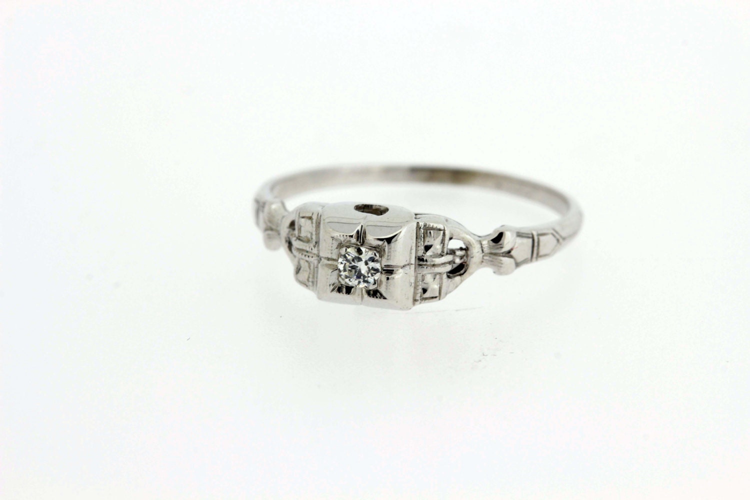 Ring Aus 14-Karätigem Gold Mit Eingraviertem Diamanten von timekeepersinclayton