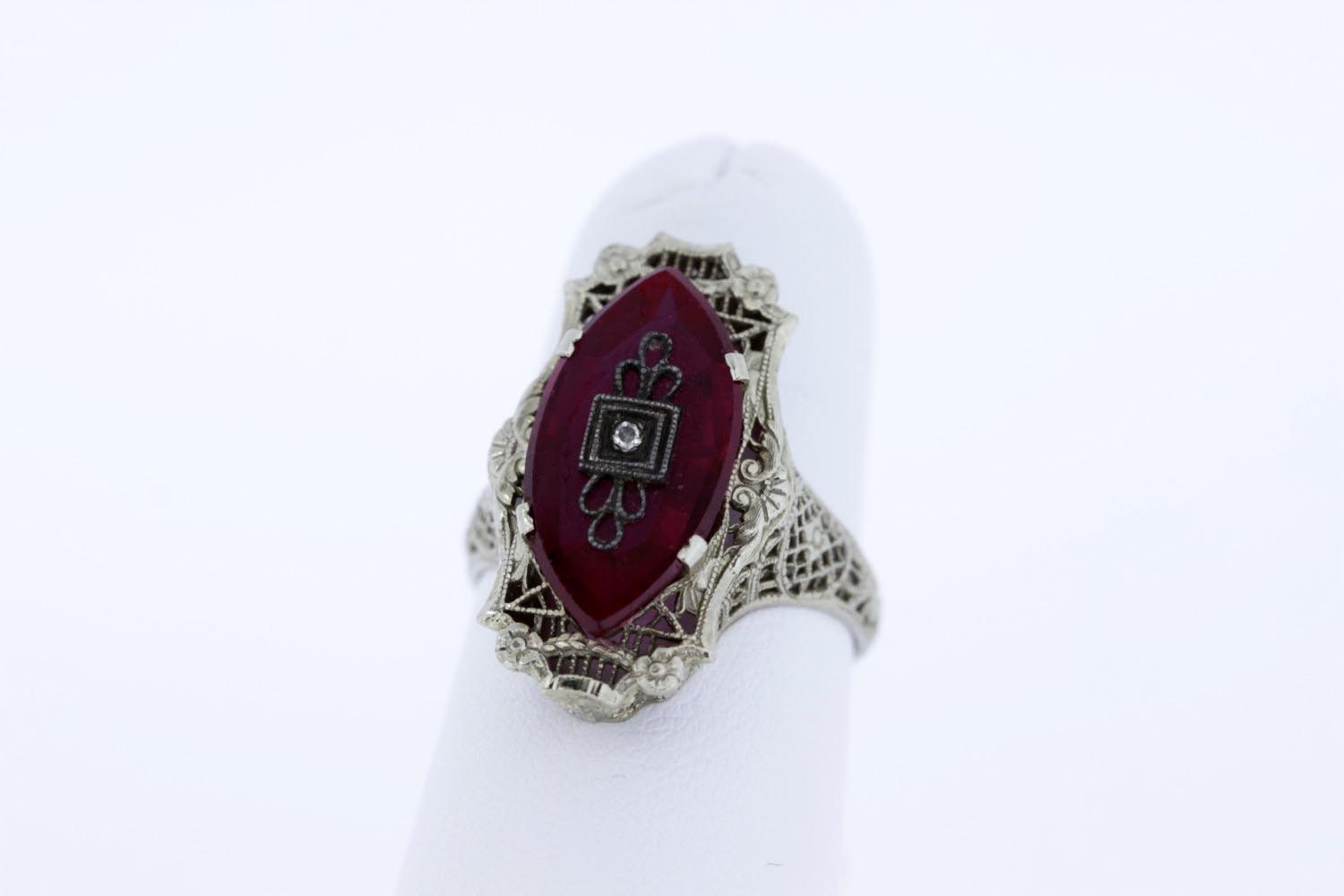 Ring Aus 14-Karätigem Gold Mit Rotem, Mandelförmigem Glas Ring Aus 14-Karätigem Gold Mit Rotem, Mandelförmigem Glas von timekeepersinclayton