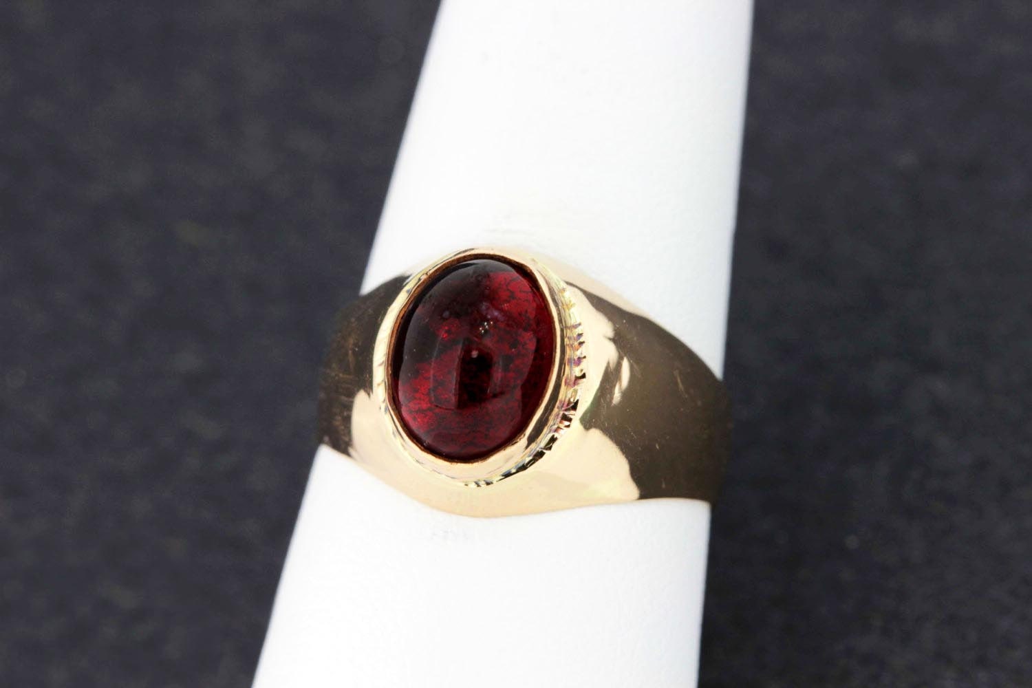 Ring Aus 14-Karätigem Roségold Mit Rotem, Ovalem Glaseinsatz von timekeepersinclayton