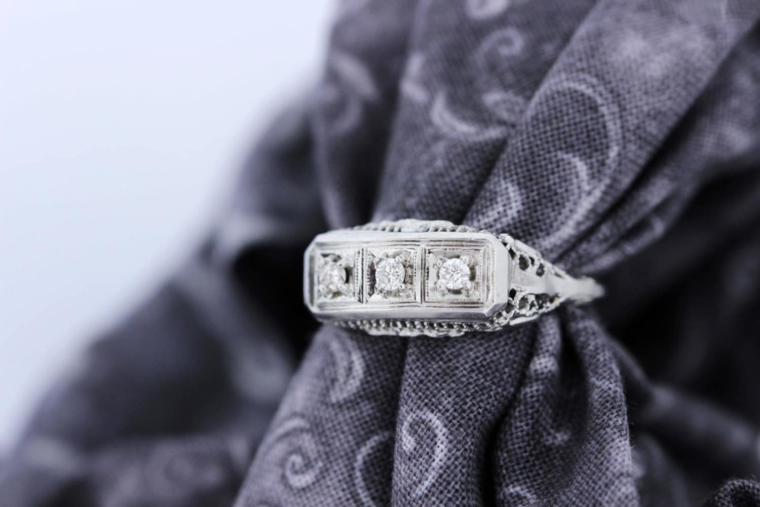 Ring Aus 14-Karätigem Weißgold Mit Einem Diamant-Trio von timekeepersinclayton