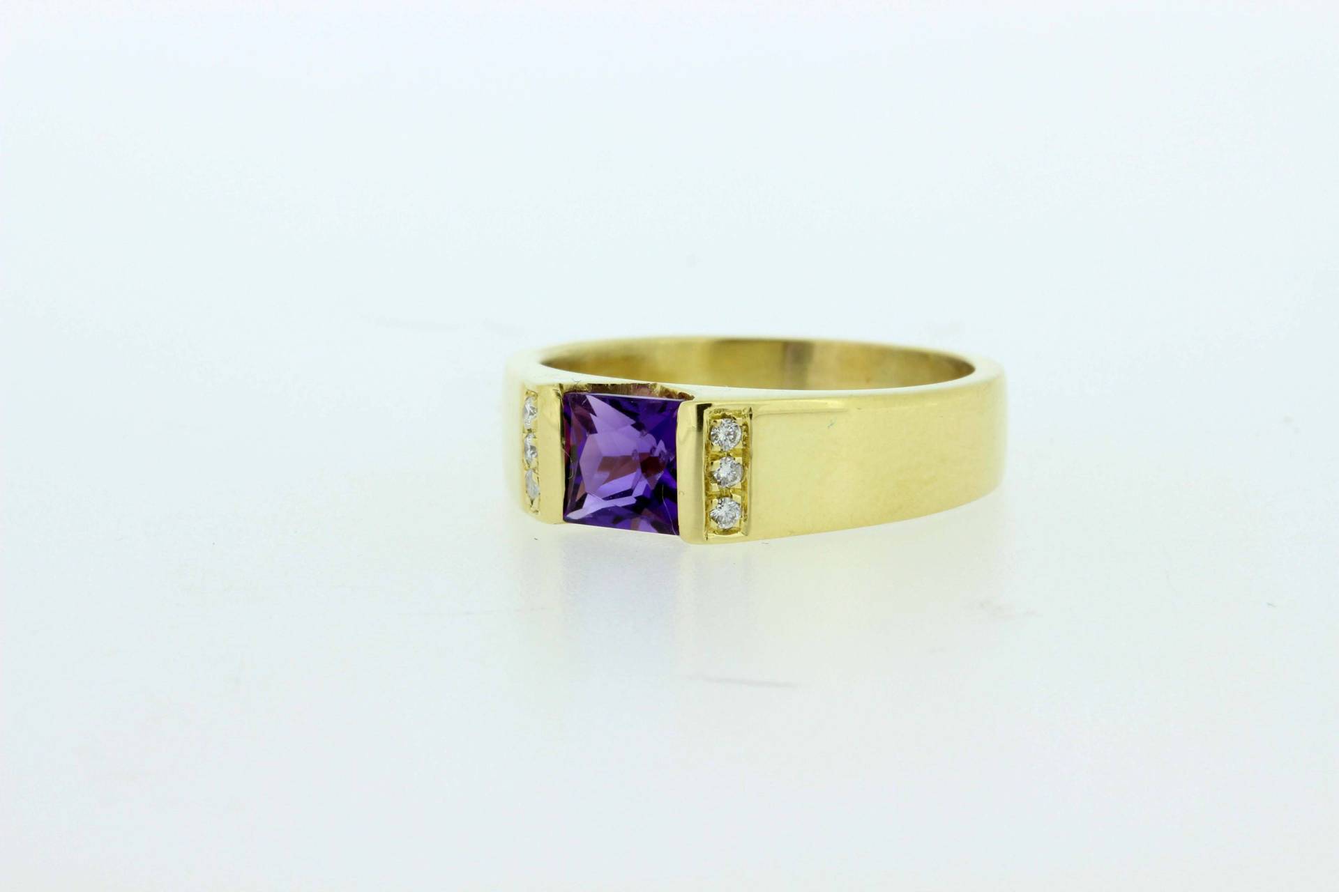 Ring Aus 18-Karätigem Gelbgold Mit Lila Amethyst Im Prinzessschliff Und Diamantakzenten von timekeepersinclayton