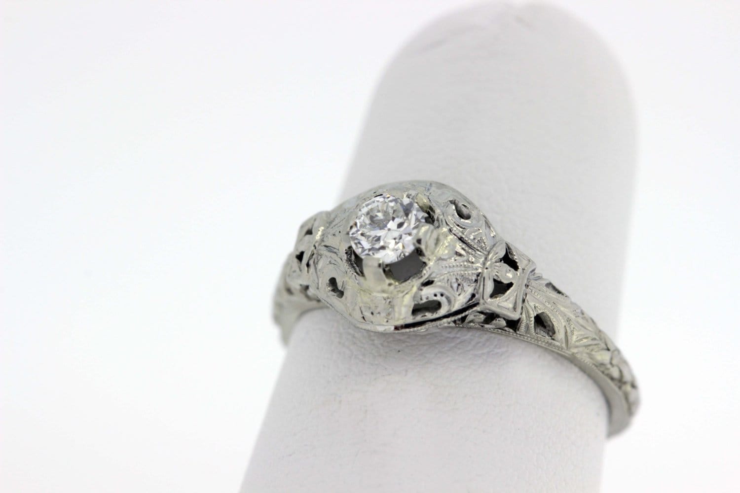 Ring Aus 18-Karätigem Gold Mit Blumen Und Herzen, in Der Mitte Diamanten Krappenfassung von timekeepersinclayton