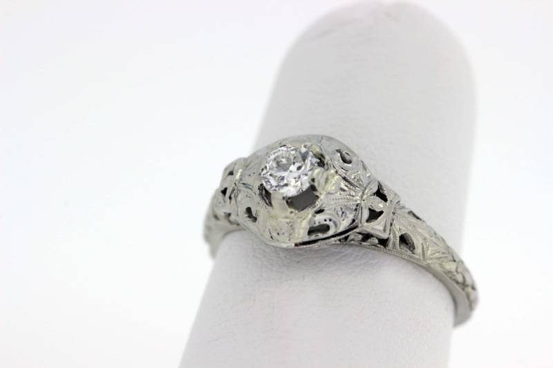 Ring Aus 18-Karätigem Gold Mit Blumen Und Herzen, in Der Mitte Diamanten Krappenfassung von timekeepersinclayton