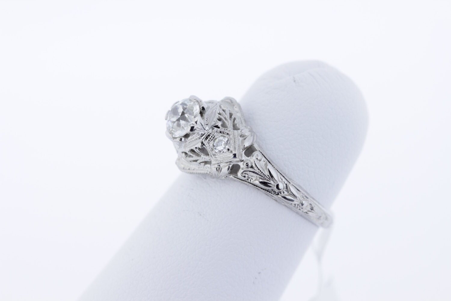 Ring Aus 18-Karätigem Gold Mit Filigranen Lilien Und Milgrain Diamanten von timekeepersinclayton