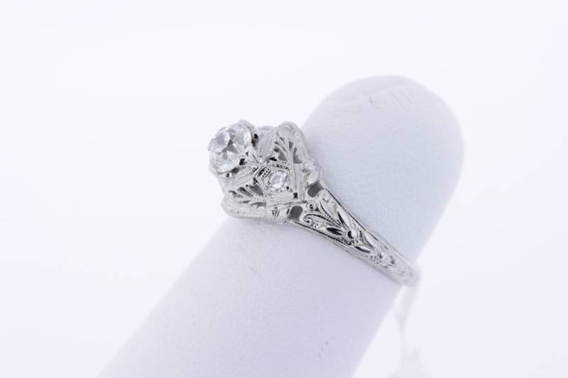 Ring Aus 18-Karätigem Gold Mit Filigranen Lilien Und Milgrain Diamanten von timekeepersinclayton