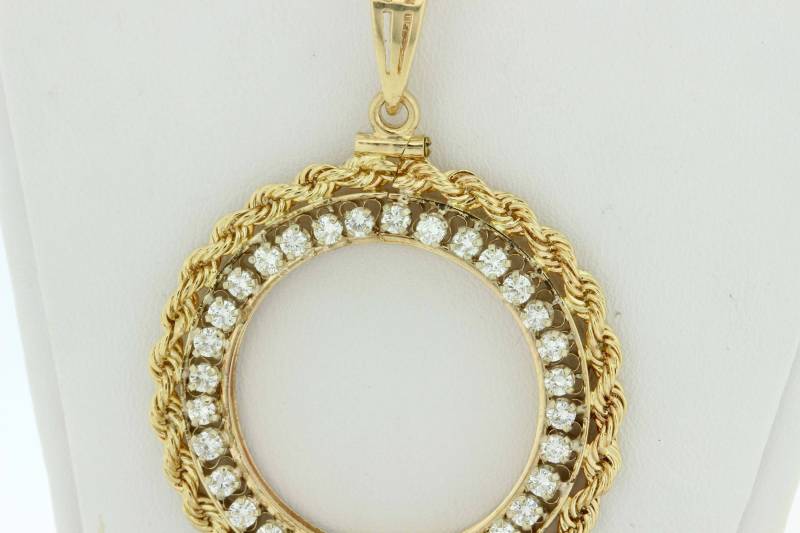 Rüschen Und Seil Verdreht Münze Halter Anhänger 14K Gold Mit Diamanten Halo von timekeepersinclayton