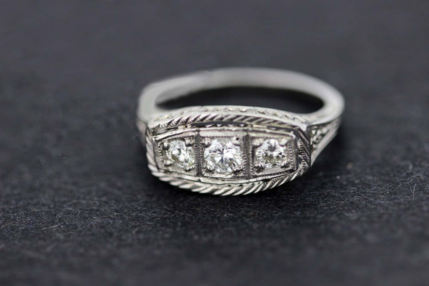 Trio - Und Diamantring Aus 18-Karätigem Gold Mit Eingraviertem Seilrand Trio - Und Diamantring Aus 18-Karätigem Gold Mit Eingraviertem Seilrand von timekeepersinclayton