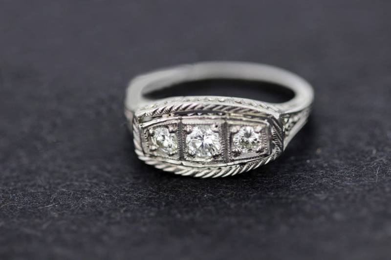 Trio - Und Diamantring Aus 18-Karätigem Gold Mit Eingraviertem Seilrand Trio - Und Diamantring Aus 18-Karätigem Gold Mit Eingraviertem Seilrand von timekeepersinclayton