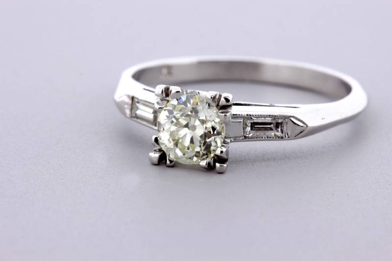 Über Ein Halbes Karat Alter Diamantring Im Euro-Schliff Aus Platin Mit Baguette-Akzenten von timekeepersinclayton