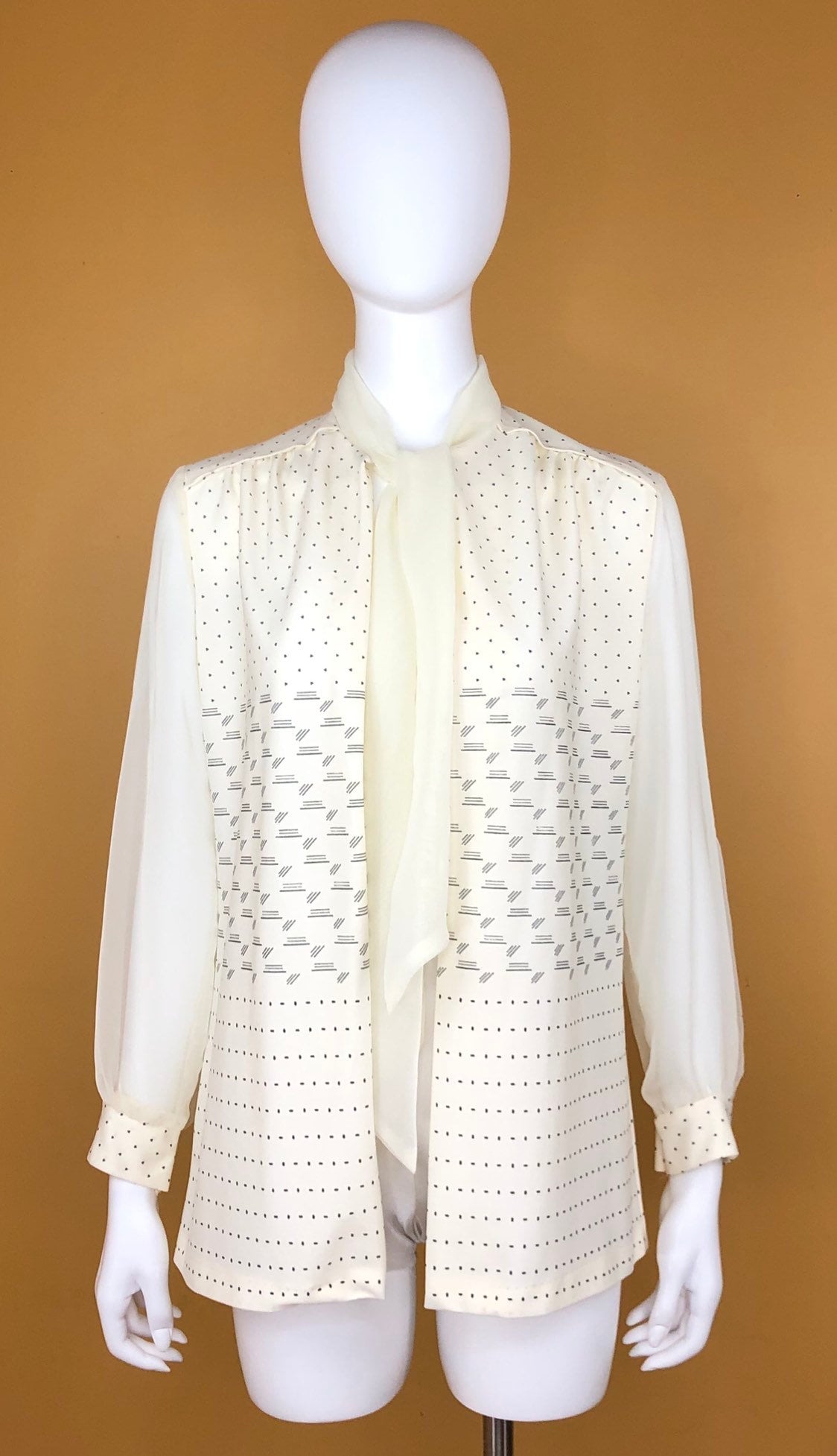 Jahrgang 1970Er-Jahre Elfenbein Und Schwarzer Blazer Mit Sheer Sleeves Jahrgang 1970Er-Jahre Elfenbein Und Schwarzer Blazer Mit Sheer Sleeves von timelesspieces