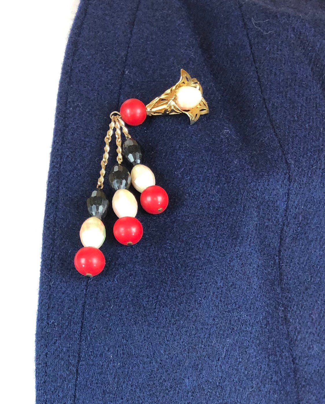 Vintage 1960Er Jahre Brosche in Rot, Weiss Und Blau Mit Perlenakzenten Vintage 1960Er Jahre Brosche in Rot, Weiss Und Blau Mit Perlenakzenten von timelesspieces