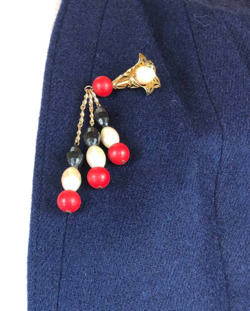 Vintage 1960Er Jahre Brosche in Rot, Weiss Und Blau Mit Perlenakzenten Vintage 1960Er Jahre Brosche in Rot, Weiss Und Blau Mit Perlenakzenten von timelesspieces