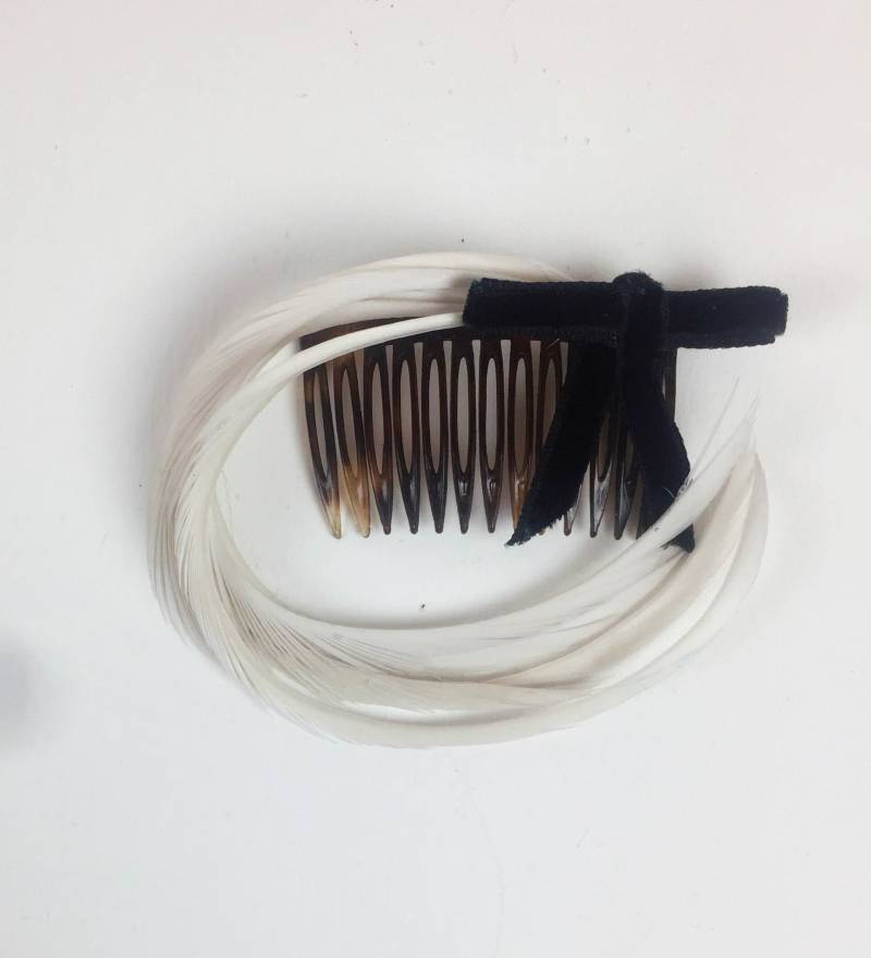 Vintage 1960Er Jahre Dekorative Haarkamm Mit Weißer Feder Und Schwarz Samt Schleife Vintage 1960Er Jahre Dekorative Haarkamm Mit Weißer Feder Und Schwarz Samt Schleife von timelesspieces