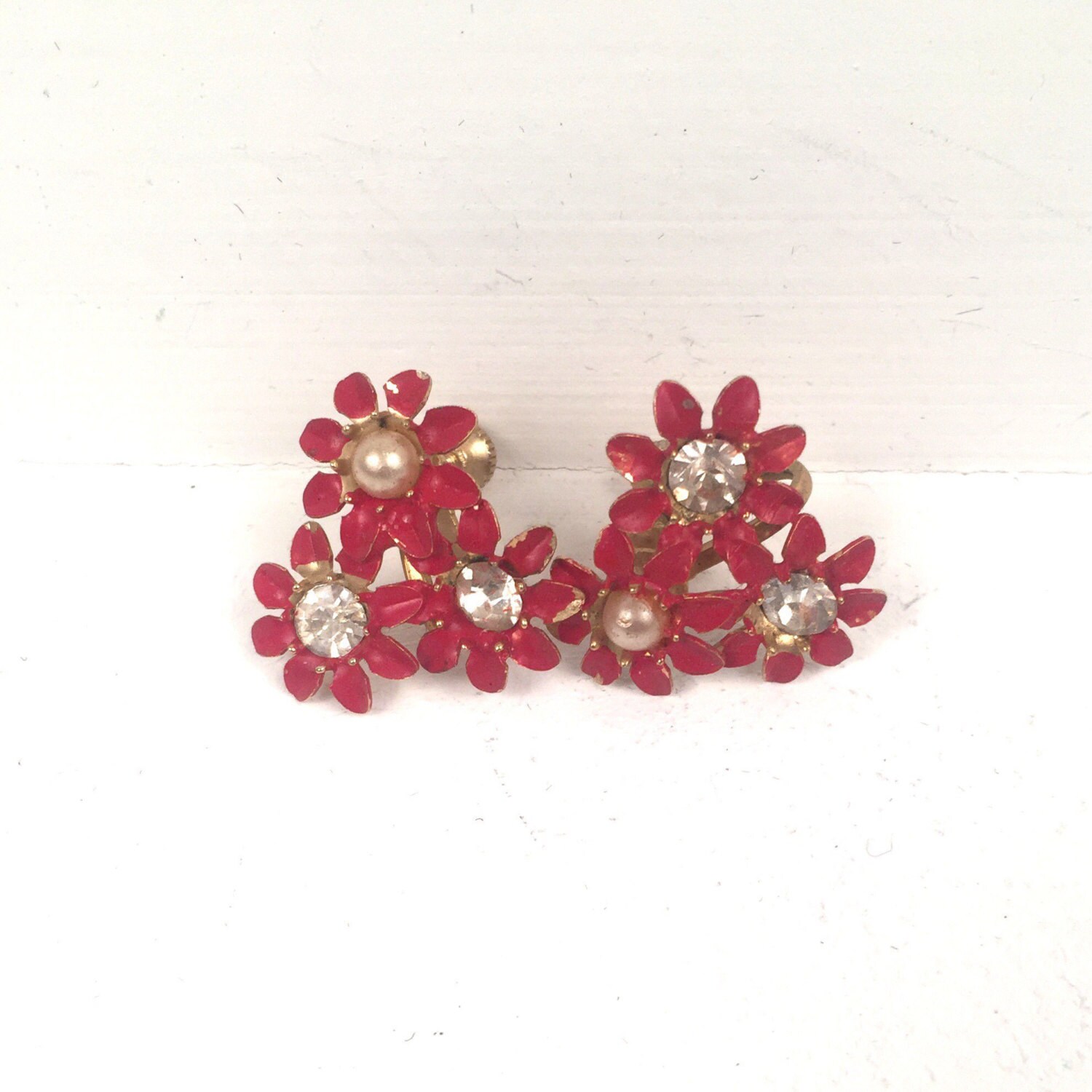 Vintage 1960Er Jahre Rote Blume Clip Auf Ohrringe Mit Perlen Und Strass-Akzenten Vintage 1960Er Jahre Rote Blume Clip Auf Ohrringe Mit Perlen Und Strass-Akzenten von timelesspieces