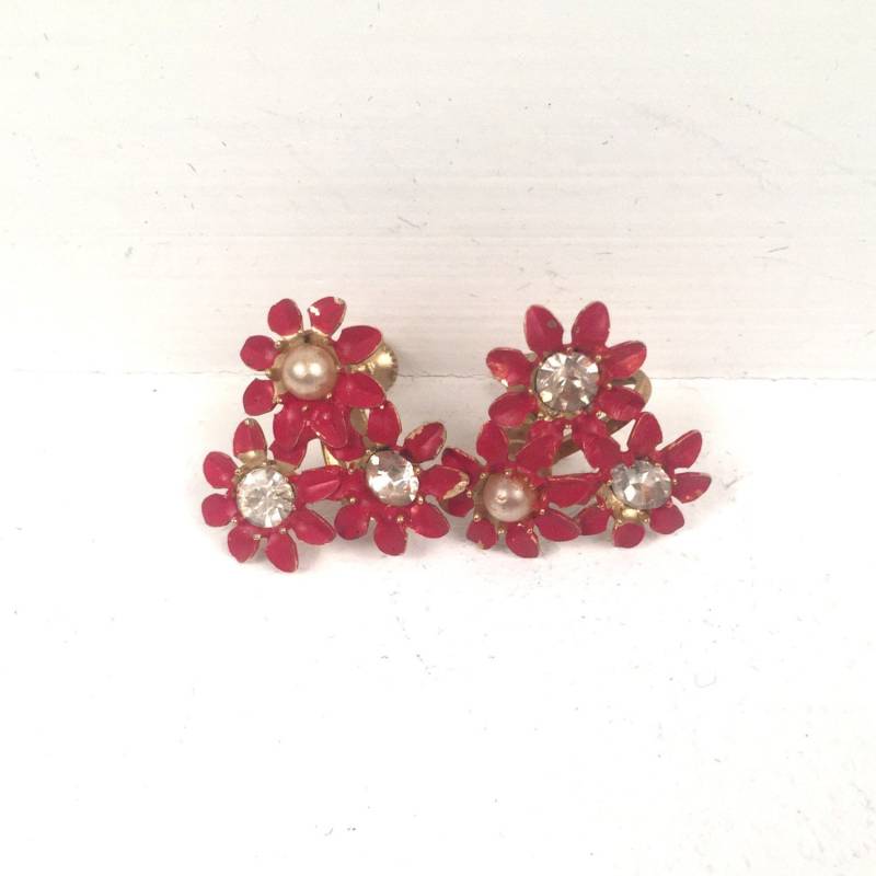 Vintage 1960Er Jahre Rote Blume Clip Auf Ohrringe Mit Perlen Und Strass-Akzenten Vintage 1960Er Jahre Rote Blume Clip Auf Ohrringe Mit Perlen Und Strass-Akzenten von timelesspieces